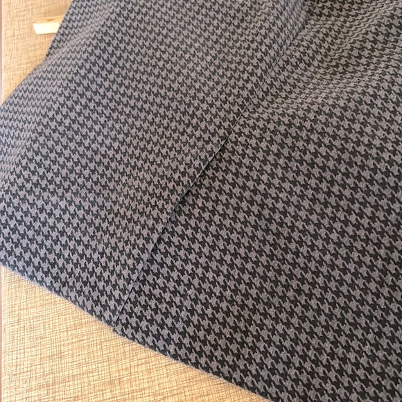 The Limited grey and black houndstooth pencil skirt. Timeless and classic - Picture 9 of 9